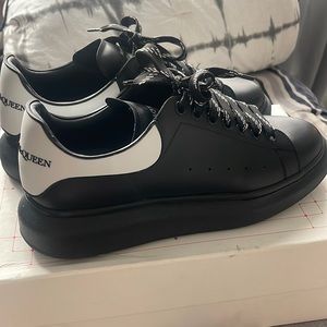 Alexander McQueens condition 8/10. I no longer wear these so I’m looking to sell